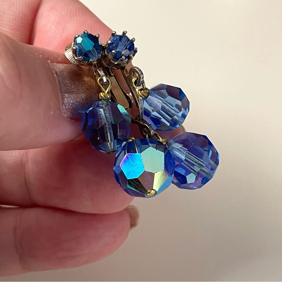 Vintage silvertone & blue AB Aurora Borealis crystal clip earrings - Picture 4 of 15